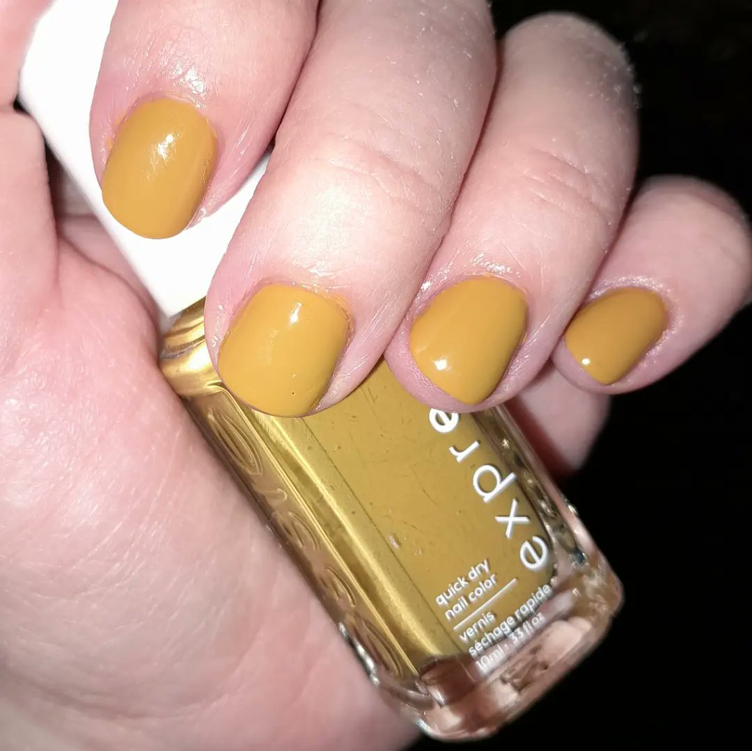 [Werbung, da Markenerkennung, selbst gekauft] Man mag ja von der Farbe #senfgelb -hier von <a href="/essie/">essie</a> - denken was man will... Was denkt ihr über #senfgelbenägel ? Hot or Not?? #essie #obsessie #expressie #nailpolish #nailpolishaddict #nailpolishswatch #nailpolishlover #nagellack