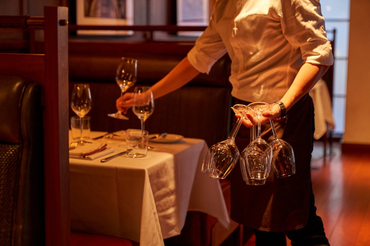 UnionSquareCafe's tweet image. Setting the table for a great Saturday night! We&apos;ll see you for dinner.
.
📸: @giadapaoloni #unionsquarecafe #unionsquarehospitality #settingthetable #dannymeyer #wine #nycrestaurantbuzz #classicnyc #nycrestaurant #timelessnyc #nyccharm