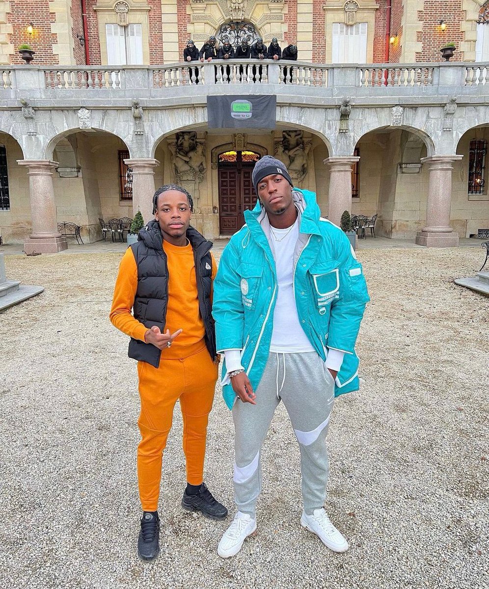 mothcrew's tweet photo. Feuneu a récemment signé un nouvel artiste : BEENDO Z qui commençait à faire parler de lui fin 2021 ✨
On a d’ailleurs expliqué son parcours dans un précédent #MothFocus disponible juste ici ⤵️
https://t.co/yZxXeLvnWY https://t.co/Xzt1dqlPUM
