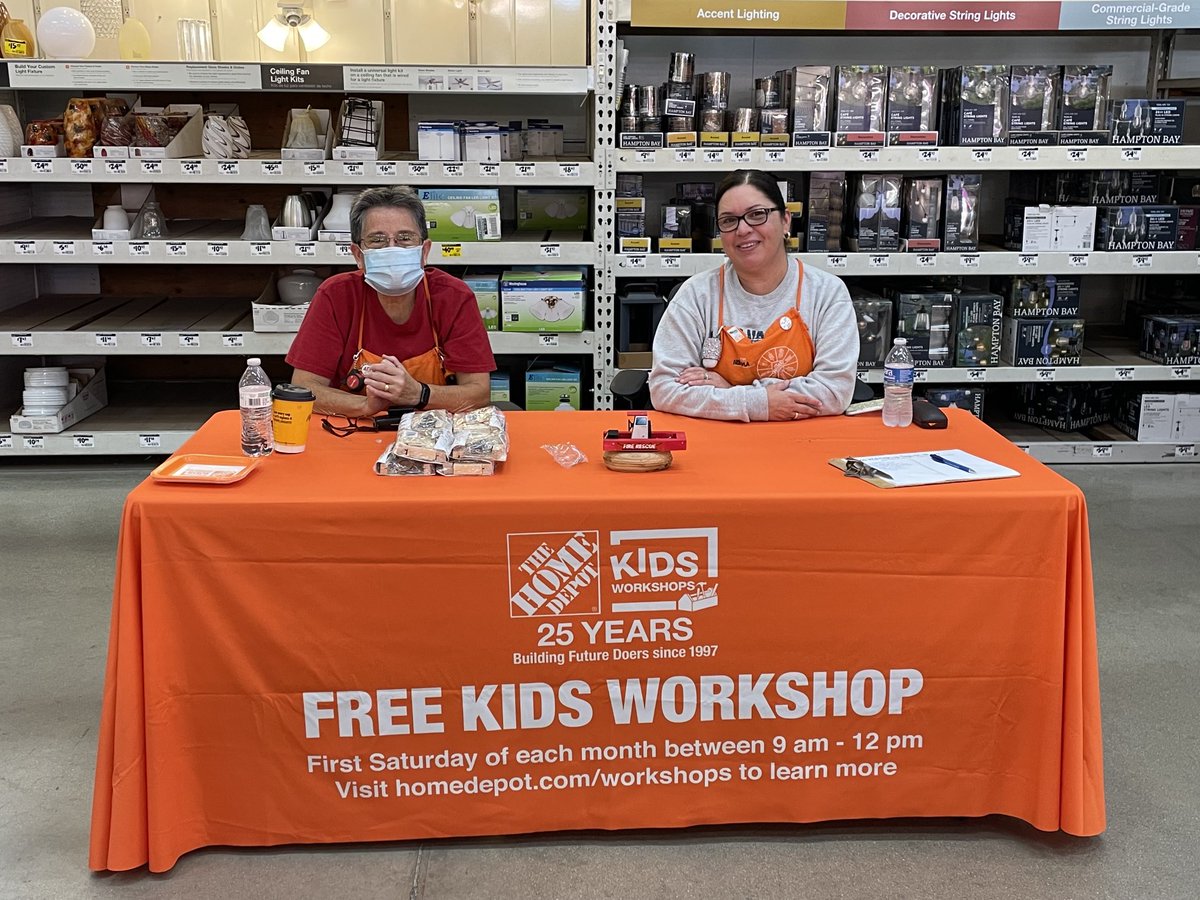 DeerAttlee's tweet photo. These lovely ladies are having fun driving our free kids workshop. #team1908 https://t.co/2onZUHZSAU