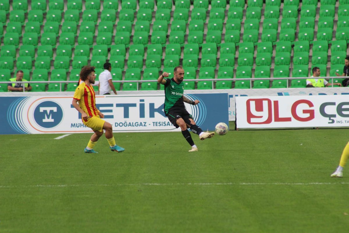 Sakaryaspor's tweet photo. 💪🏻📸 Müsabakanın ikinci yarısından kareler.
#SAKvYMS https://t.co/NhOz675zTN