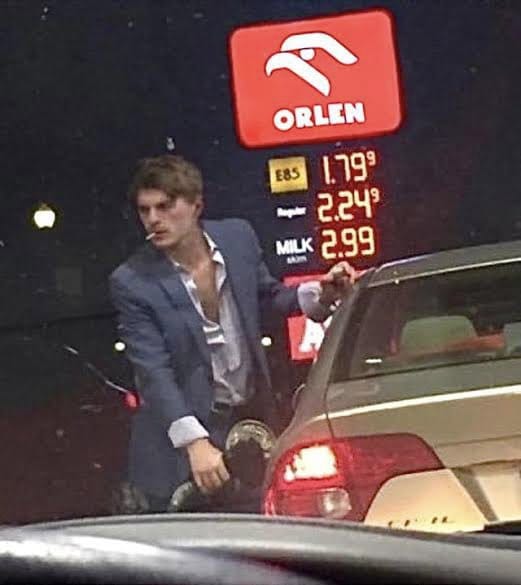 ermanyasarmis's tweet photo. siralama sonrasi goruntulenen verstappen "yapacaginiz isin a*ina koyim" diyerek arabasina benzinini kendisi koydu https://t.co/gSrHGkQCvU