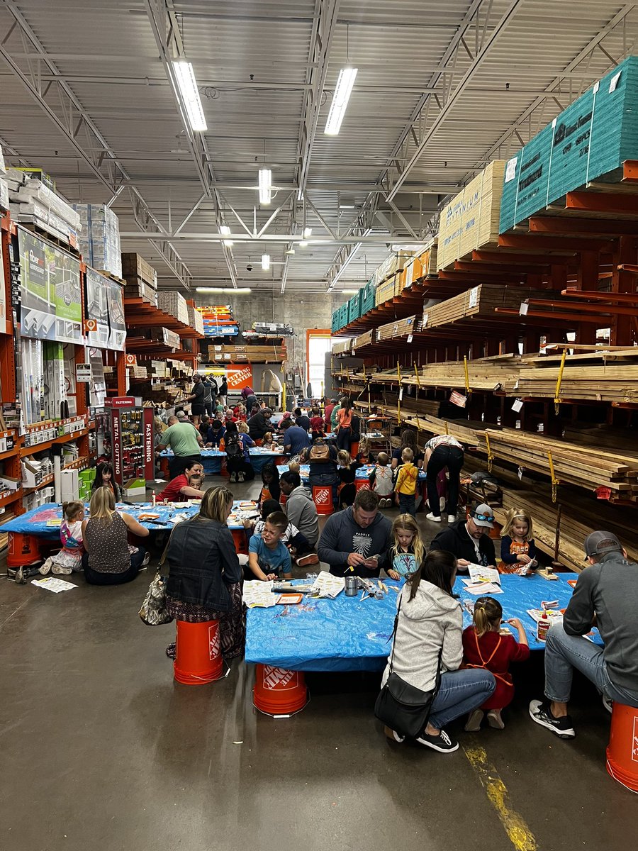 The Big Apple is hosting a BIG kids workshop this morning!! Thanks to the Apple Valley PD and FD for spreading awareness with the youth of our community!! <a href="/CampSweenScott/">Scott Sweeney</a> <a href="/dhrm184/">@Toni_dhrm184</a>