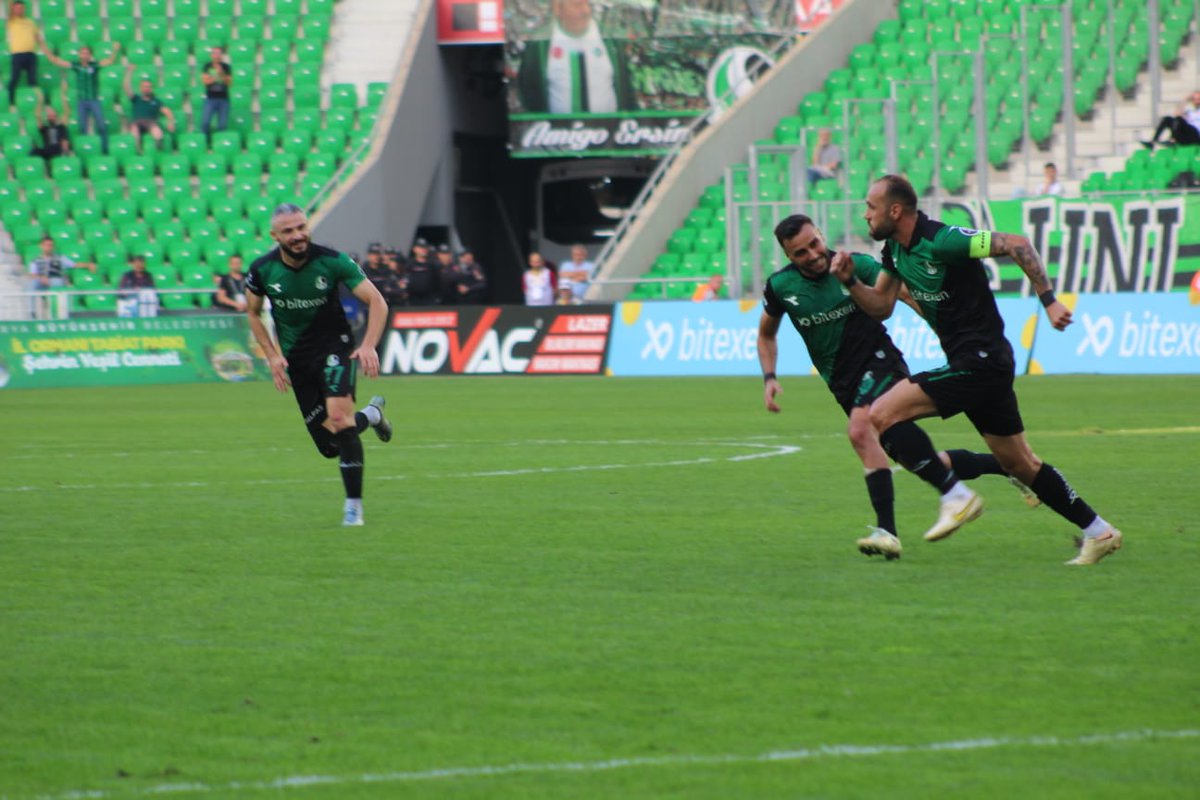 Sakaryaspor's tweet photo. 💪🏻📸 Müsabakanın ikinci yarısından kareler.
#SAKvYMS https://t.co/NhOz675zTN