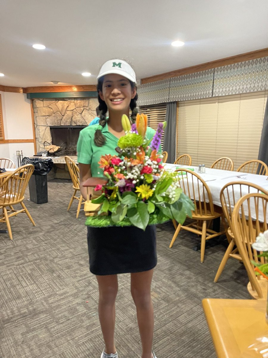 The first White Rose 2.0 for Mason boys and girls JV golf teams was a SUCCESS!!! So much fun watching teammates begin new friendships, share laughs, and play some good golf on top of it!! 💚🤍 big thank you to the parents, Coach Maddie and The Grizzly for help making it happen!