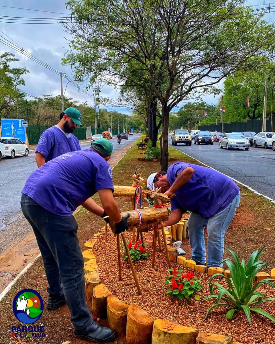 parquesaludpy's tweet photo. 🤩 El Parque y sus alrededores se vistieron con sus mejores galas para saludar a los Atletas de ODESUR en las olimpiadas que inician el día de hoy. 
Todos los arreglos y paseos fueron hechos por funcionarios del parque a partir de materiales reciclados, troncos de árboles caídos. https://t.co/oTGGv8aWYW