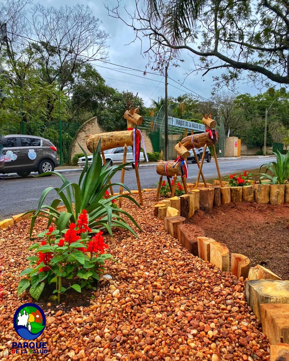 parquesaludpy's tweet photo. 🤩 El Parque y sus alrededores se vistieron con sus mejores galas para saludar a los Atletas de ODESUR en las olimpiadas que inician el día de hoy. 
Todos los arreglos y paseos fueron hechos por funcionarios del parque a partir de materiales reciclados, troncos de árboles caídos. https://t.co/oTGGv8aWYW