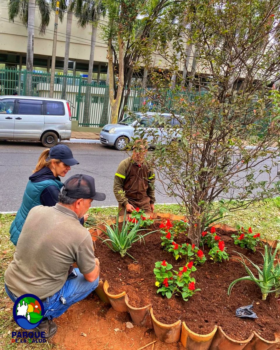 parquesaludpy's tweet photo. 🤩 El Parque y sus alrededores se vistieron con sus mejores galas para saludar a los Atletas de ODESUR en las olimpiadas que inician el día de hoy. 
Todos los arreglos y paseos fueron hechos por funcionarios del parque a partir de materiales reciclados, troncos de árboles caídos. https://t.co/oTGGv8aWYW