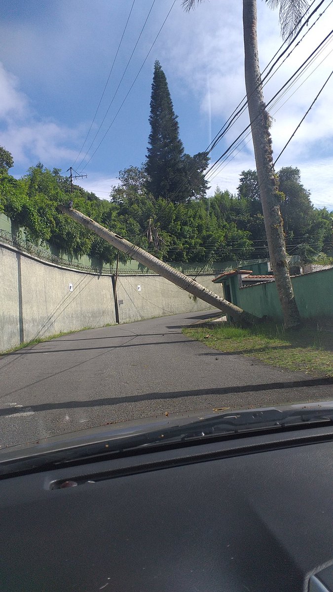 asociveco's tweet photo. Señores @ElHatillo @eliasayegh necesitamos por favor remover con urgencia el tronco de Chaguaramo que cayó anoche sobre el cableado de diferentes servicios en la calle Oripoto @NotiHatillano @hatillanosve @Asoripotovecino @CorpoelecInfo @NetUnoOficial @salaprensaCantv https://t.co/JDfuWfHbSM
