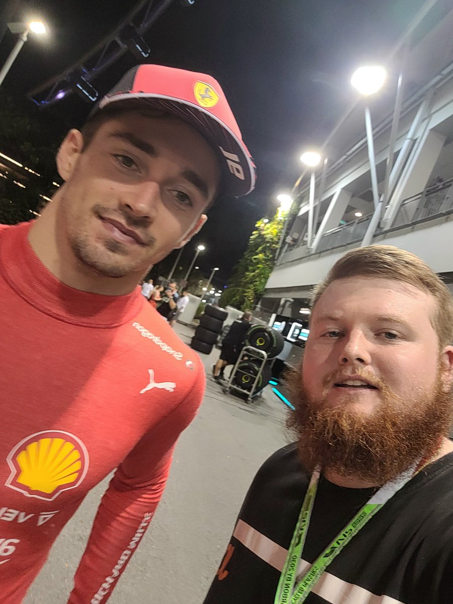 Customzz tweet media