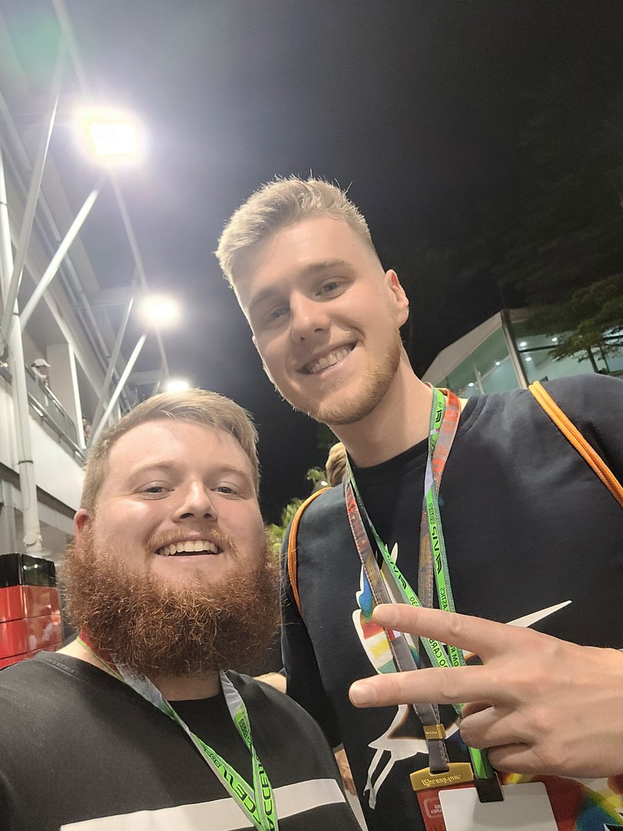 Customzz tweet media