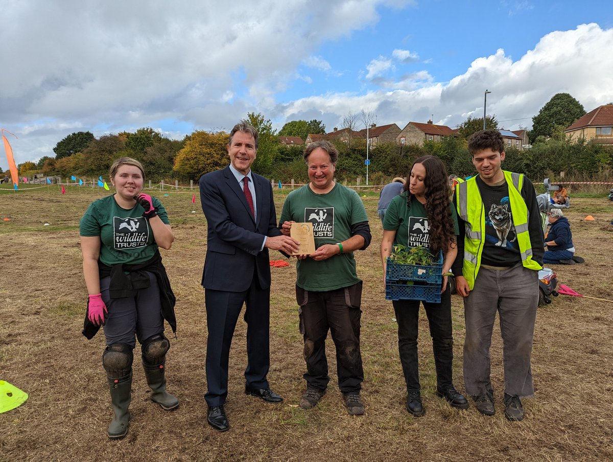 IanBarrettSW's tweet photo. Delighted that #GrowWilder have won a #BeeBold Award for the fantastic work growing #pollinator friendly #wildflowers and engaging thousands of people in wildlife gardening and nature friendly food growing @avonwt https://t.co/zUdWhotouM
