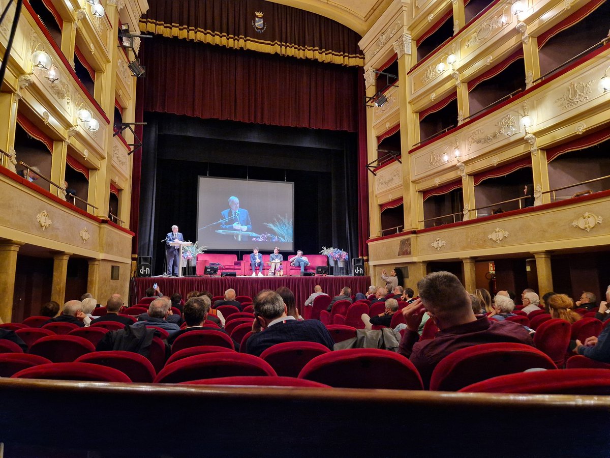 chiaradinenno's tweet photo. Premio #MarcelloDeCecco con Ignazio Visco, Governatore Banca d'Italia
#amdec
#manivisibili
#lanciano https://t.co/0WOivZpwrY