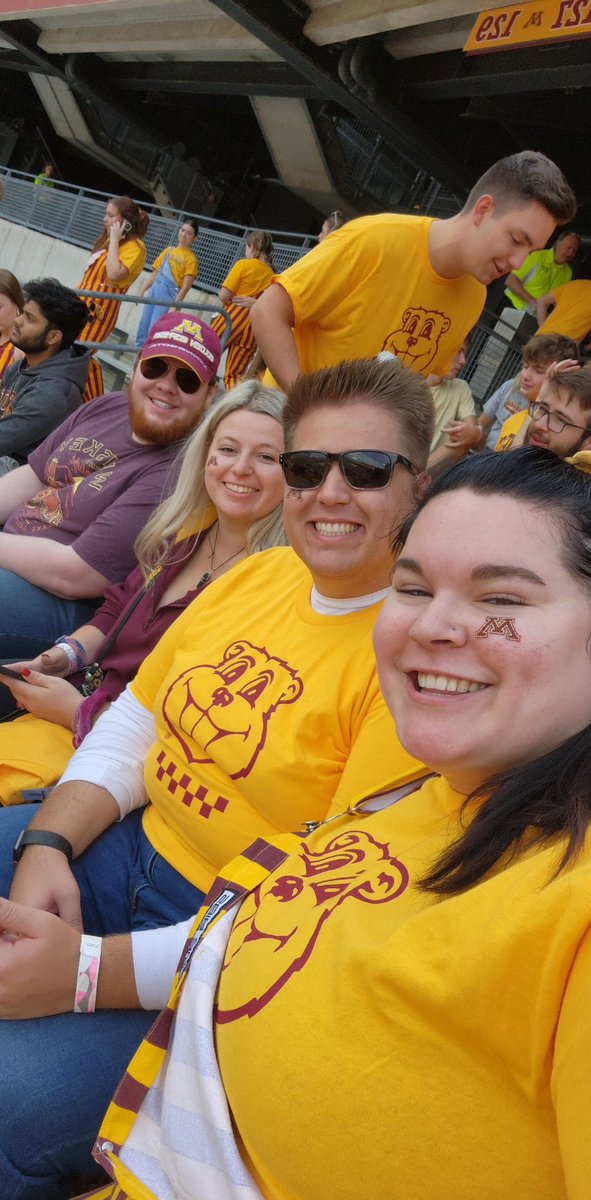 M_Muehlbauer_21's tweet photo. Row the Boat #BlueCrossMN #GopherGameDay https://t.co/1OGiczJqNO