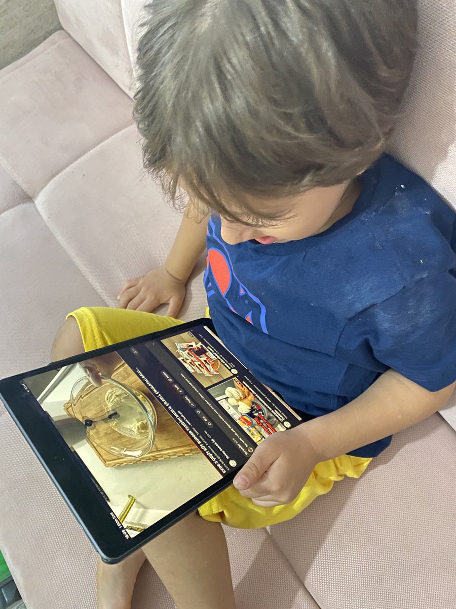 “Ne izliyorsun?” dedim. “Sütburger tarifi izliyorum anne artık evde yapalım.”  dedi 😂