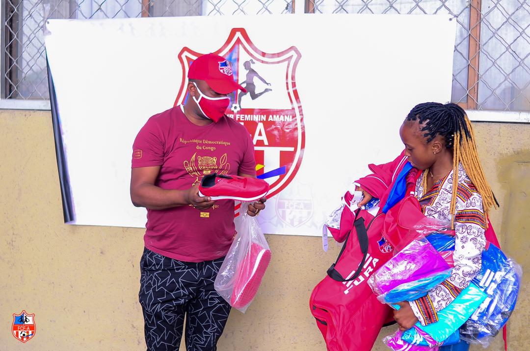 fcfamani's tweet photo. Les joueuses et le staff du FCF Amani dotés d'équipements sportifs de la marque *FURA* pour la saison 2022-2023.
En plus, des cartes bancaires TMB leur ont été remises pour faciliter leurs transactions financières
https://t.co/SkKVDkZxuA https://t.co/Cd0ZhGTcg3
