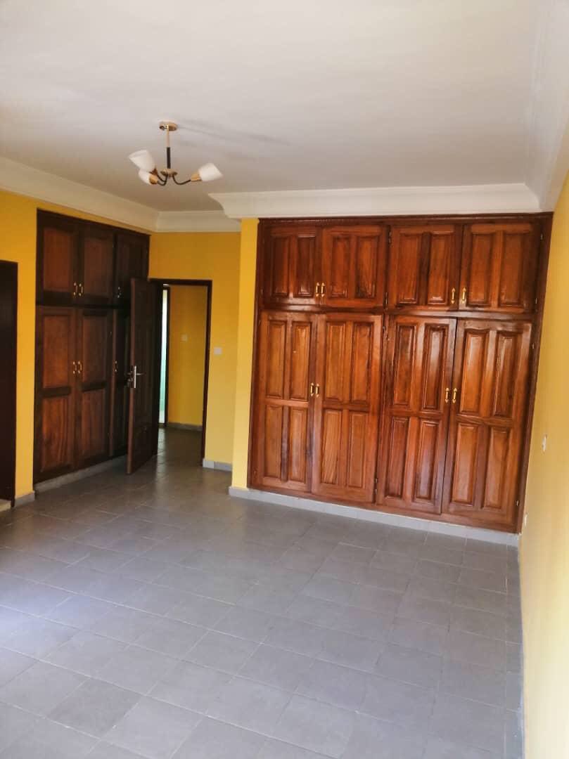 One_Immobilier's tweet photo. #yaounde  ~#ahala
 
Appartement à louer à Ahala

01 Salon avec climatiseurs
03 Chambres avec climatiseurs
03 Balcons
04 Douches
01 Cuisine
Vigile h24
Parking

Prix: 250.000 f/ mois x 8

699455517

#Immobilierdeluxe237 #oneimmobiliergroup #immobiliercameroun #influenceurimmobilier https://t.co/mhaRZF510P