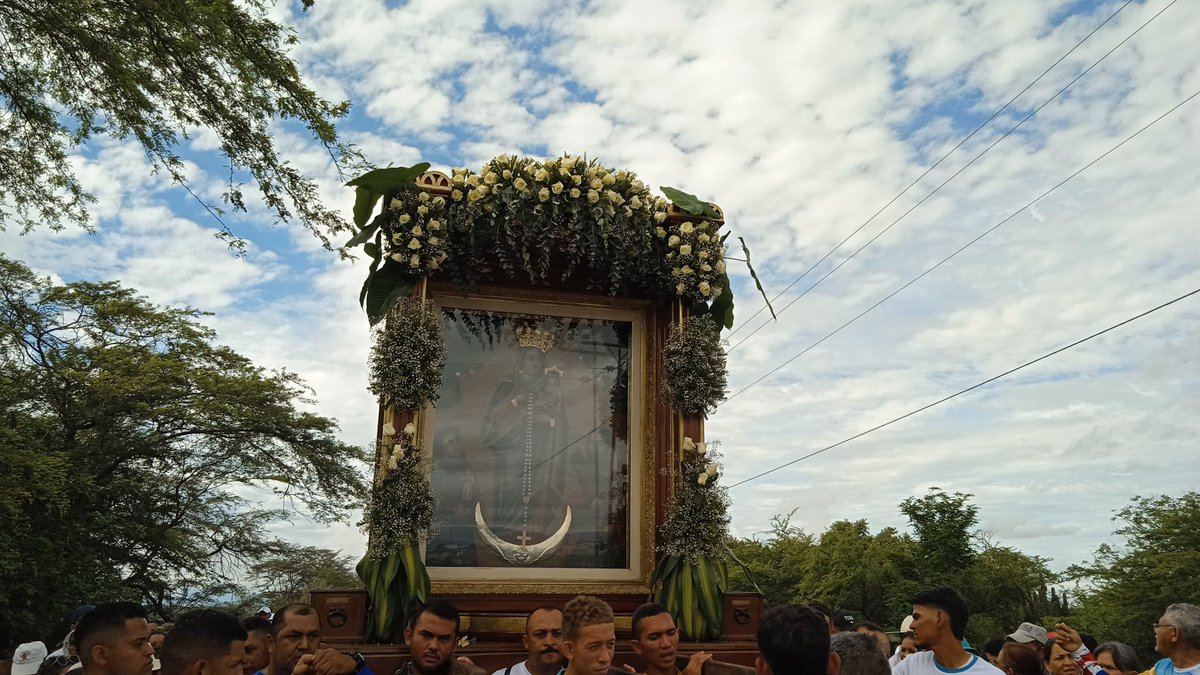 CaroraTv's tweet photo. El Sagrado Lienzo de la Virgen Chiquinquirá de Aregue, ya se encuentra en su santuario luego de la tradicional Marcha de la Fe que partió a las 4:00 de la madrugada desde la Catedral San Juan Bautista.
#CaroraTVNoticias https://t.co/VaqTCSdJqd