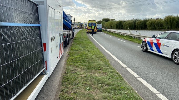 Westlandroute in Honselersdijk is afgezet tussen Zwethlaan en N465 als gevolg van ernstig ongeluk https://t.co/B6UebjTyDc