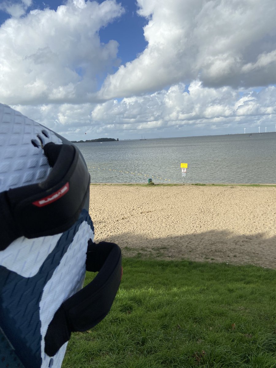 GeertWillem's tweet photo. Beetje raar weer. Door harde gusts was 8.6 zwaar overpowered. Was na 1,5 uur wel klaar mee. #windsurfing. https://t.co/yE060QJOGp
