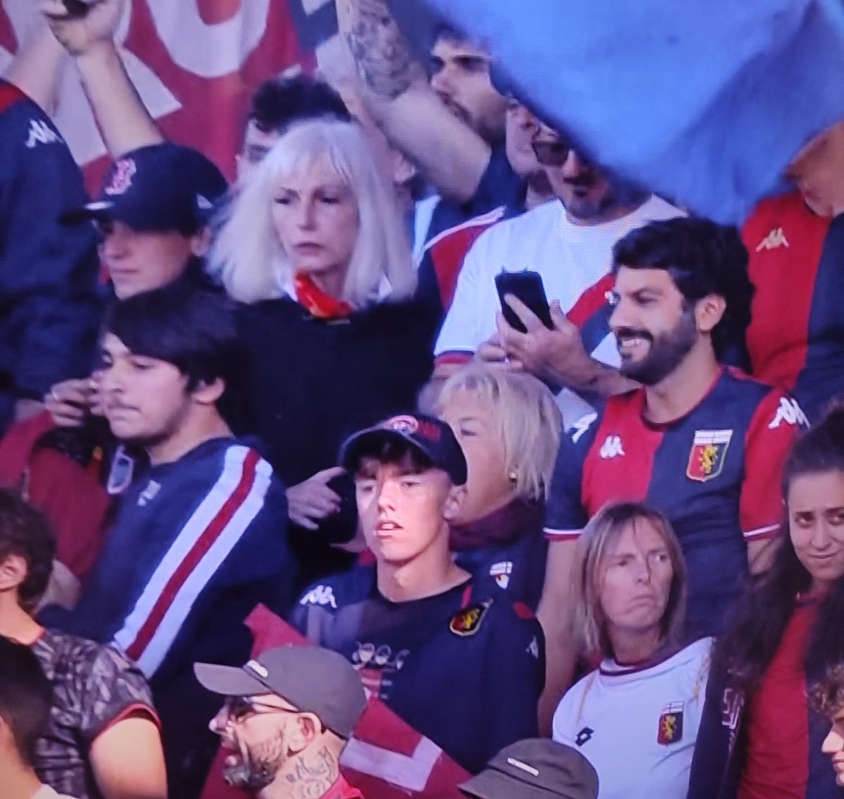 Adelina728's tweet photo. All'88esimo di #SpalGenoa mi riprendono, tutti seriosi escluso uno.. cosa stava succedendo 😂.. #Genoa sempre con te ❤️💙 https://t.co/EFtJ0CELBC