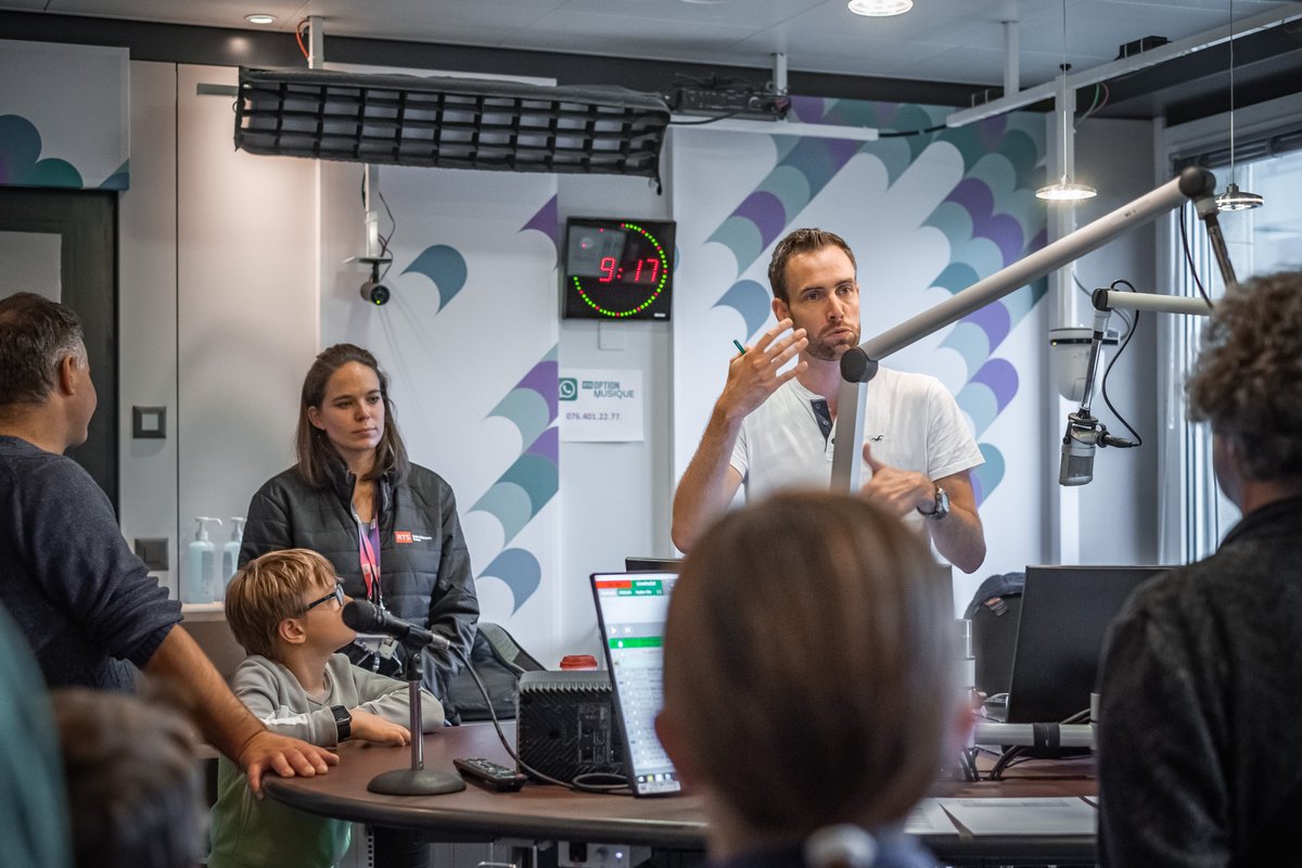 RadioTeleSuisse's tweet photo. Visite des studios radio📻 1/2
#100AnsRadio #RTSAvecVous
#RTSLaPremiere #Espace2 @Couleur3 #OptionMusique @RTSinfo https://t.co/sWcRjwZo3t