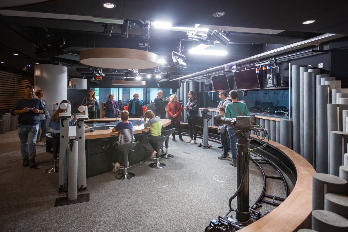 RadioTeleSuisse's tweet photo. Visite des studios radio📻 1/2
#100AnsRadio #RTSAvecVous
#RTSLaPremiere #Espace2 @Couleur3 #OptionMusique @RTSinfo https://t.co/sWcRjwZo3t