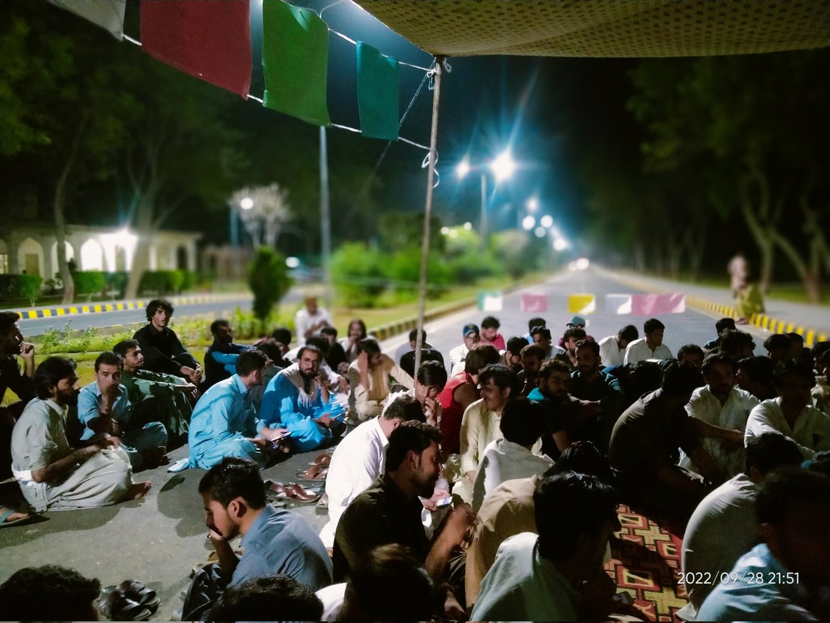 Dostmohammad54's tweet photo. بلوچستان کے طلباء کو پڑھنے دیں۔#TokenHungerStrikeInIUB
#NoFeesOnReserveSeatsInIUB @mjdawar @Malalamaiwand1 @HamidMirPAK @MahrangBaloch_ @Senator_Baloch @MKAchakzaiPKMAP @ImaanZHazir @tilyan_aslam https://t.co/QGCzaP1WYC