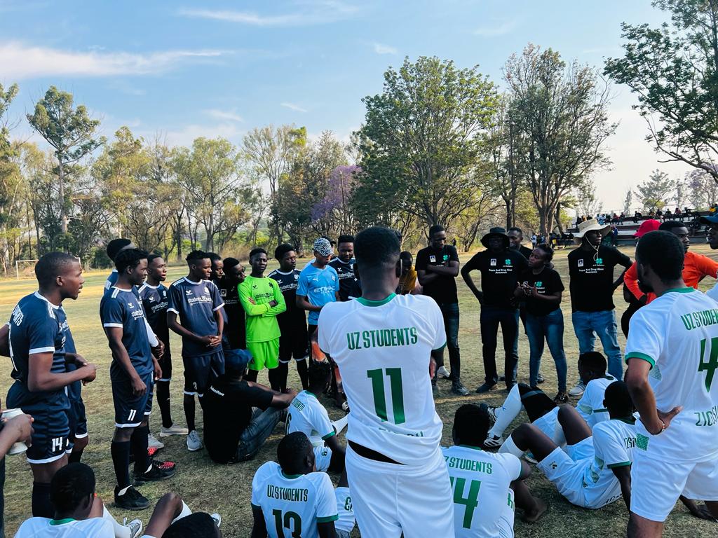 4hZimbabwe's tweet photo. Encouraging players to maintain peace during the games and after. If it possible to unite for sports , it is possible to unite for everything as young people.
#Students4Peace
#Youth4Peace https://t.co/LHenjL8F2T