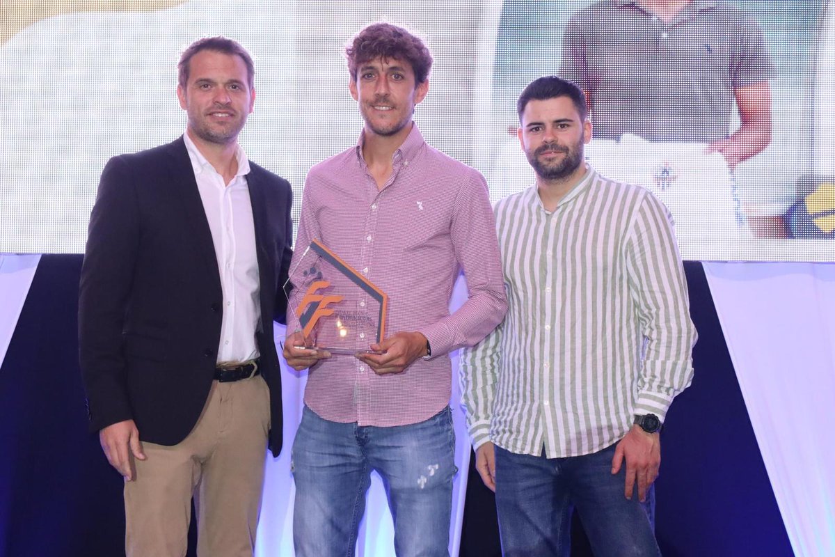 ontinyent1931cf's tweet photo. 🏆 #Campionat #2aRegional | Anit, membres del segon equip, recolliren en la gala de la @FFCV_info el trofeu corresponent al campionat de la passada temporada en Segona Regional!
💪 Gràcies pel reconeixement i enhorabona a tota la plantilla! https://t.co/SuB67ZkBgc