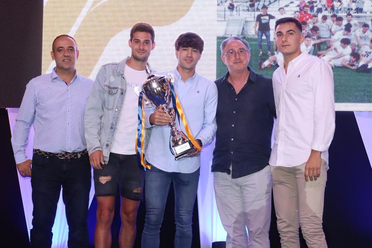 ontinyent1931cf's tweet photo. 🏆 #Campionat #2aRegional | Anit, membres del segon equip, recolliren en la gala de la @FFCV_info el trofeu corresponent al campionat de la passada temporada en Segona Regional!
💪 Gràcies pel reconeixement i enhorabona a tota la plantilla! https://t.co/SuB67ZkBgc