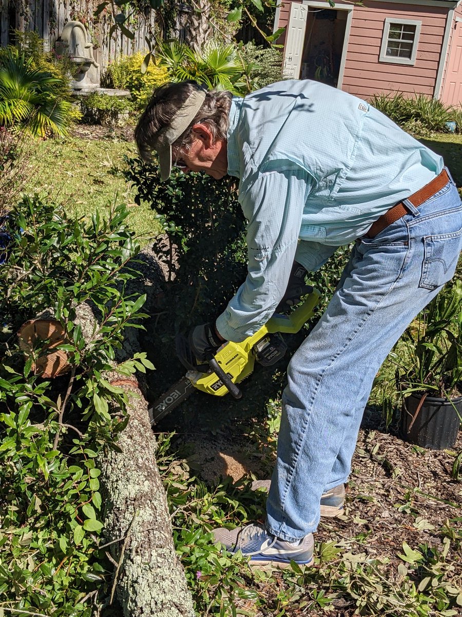 Check out <a href="/FWD_SC/">FWD_SouthCarolina</a> state lead <a href="/EisenhauerClin2/">Clint Eisenhauer</a> volunteering for hurricane cleanup. 💪🏼
