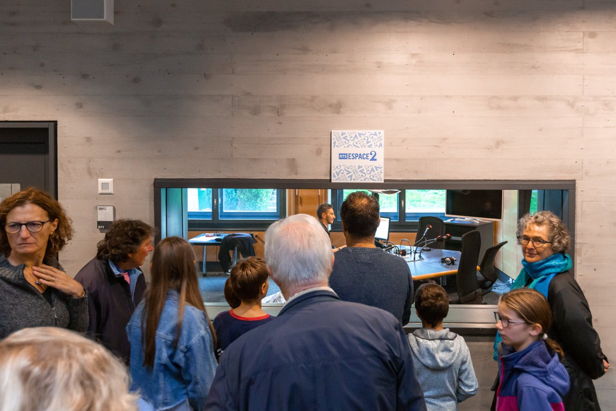 RadioTeleSuisse's tweet photo. Visite des studios radio📻 2/2
#100AnsRadio #RTSAvecVous
#RTSLaPremiere #Espace2 @Couleur3 #OptionMusique @RTSinfo https://t.co/kZ4wA9qEeG