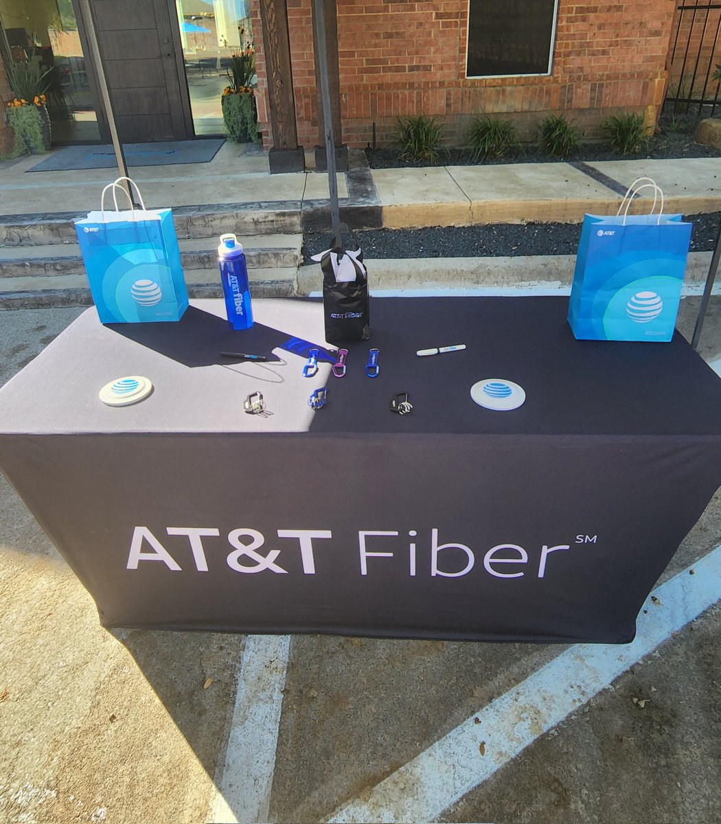 DezNTX's tweet photo. #GrandPrairieRetail is out in the field on this Saturday in search of our next #ATTFiber Subscribers! 💻🎮
#LifeatAtt @AngelJNTX @Stuff_stephsaid https://t.co/KSzxZBZR15