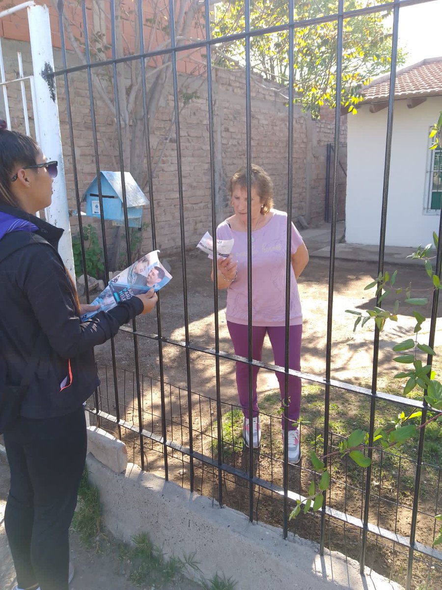 andreaferraciol's tweet photo. GRACIAS vecinos y vecinas por recibirnos #SabadoAzul #MarcosParaNeuquén @marcoskoopm #Confluencia #MilitanciaAzul https://t.co/cmqV8MZaSS