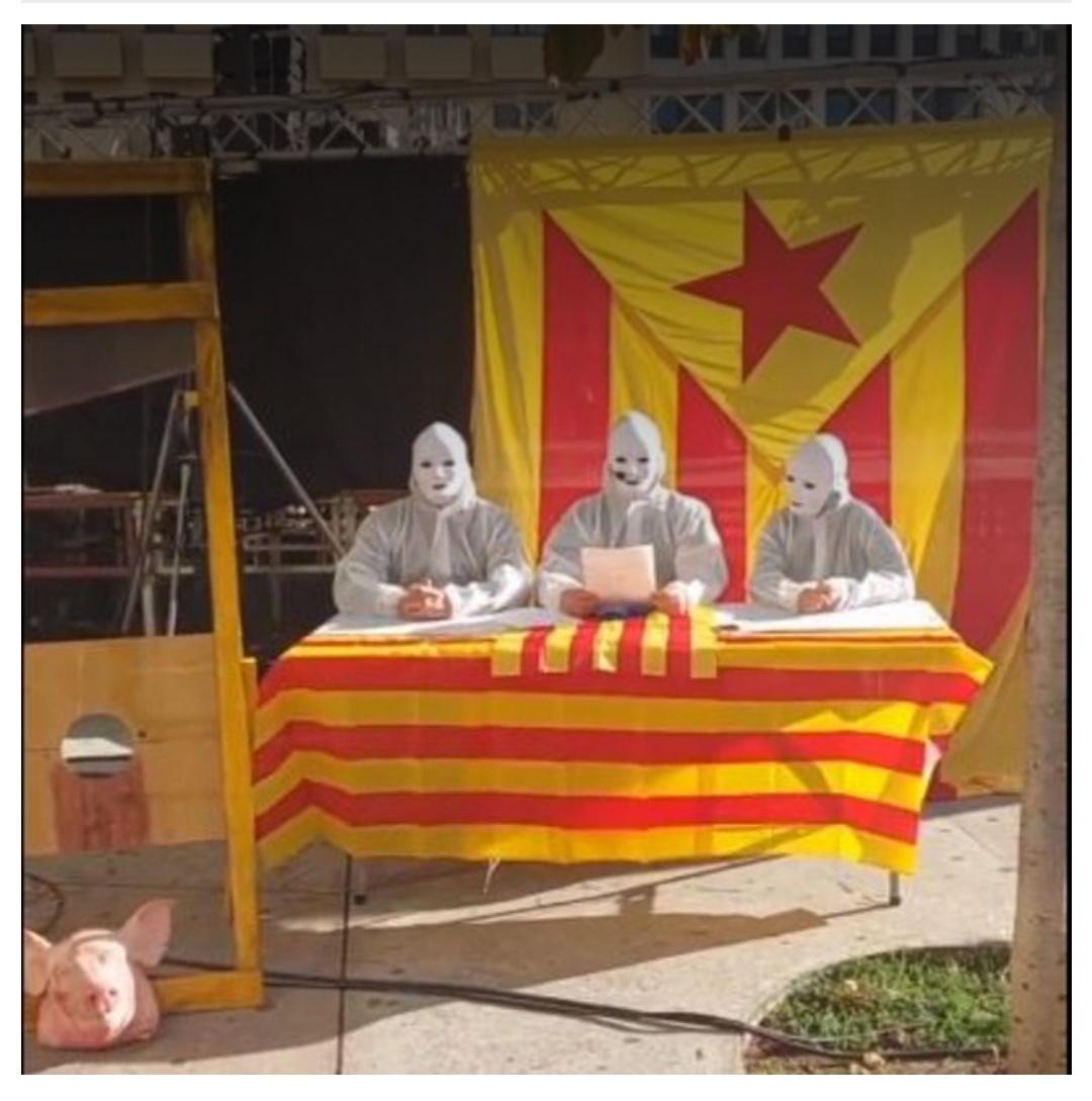 vexicat's tweet photo. #BanderaEstelada de fons amb estel inclinat, en estar en posició vertical: #BÉ #BanderaCatalana (2) damunt la taula com unes estovalles o una mesa petitòria: #MALAMENT https://t.co/7zda3zUtat