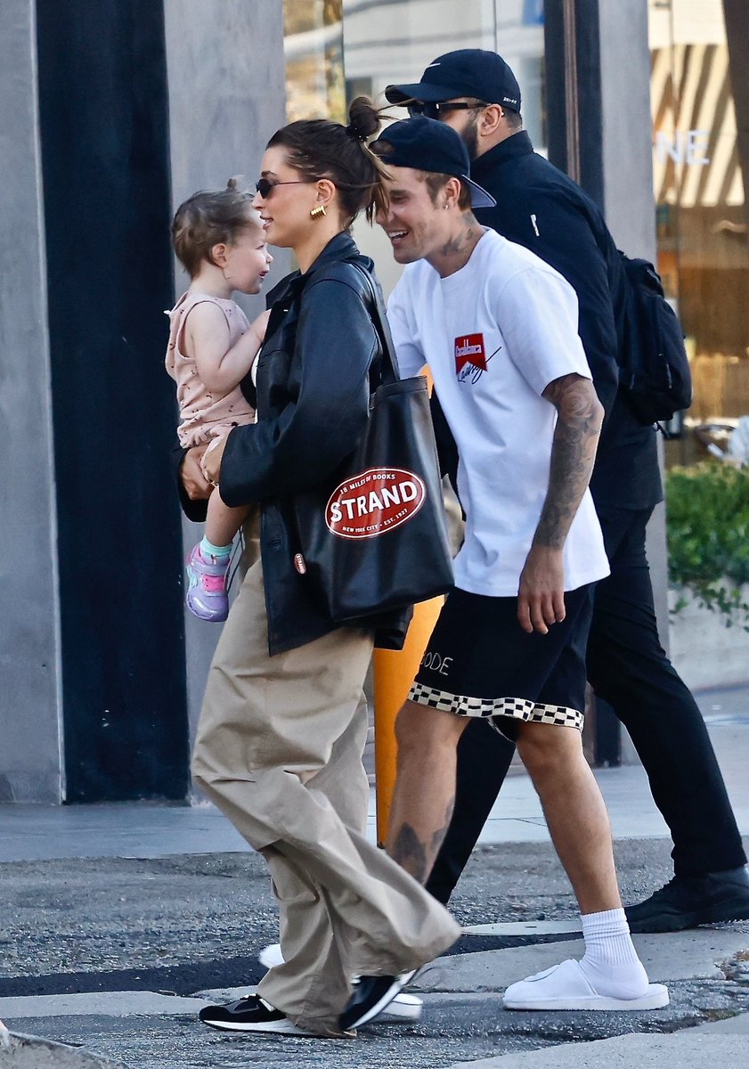 bieberinfoHQ's tweet photo. Justin Bieber e Hailey Bieber foram vistos em Studio City, Califórnia. (30 de setembro) https://t.co/VsO0Svp2Ub