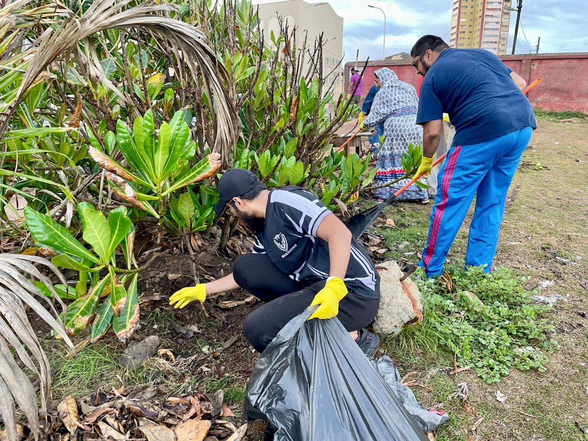 Dawoodi_Bohras's tweet photo. Braving strong winds and rain, Dawoodi Bohra members in #Colombo, SL, undertook the cleanup of a beach at Bambalapitiya to spread awareness and inspire action in safeguarding the coastal and ocean ecosystems. #BeatPlasticPollution #ForNature https://t.co/MmDL49Zbvj