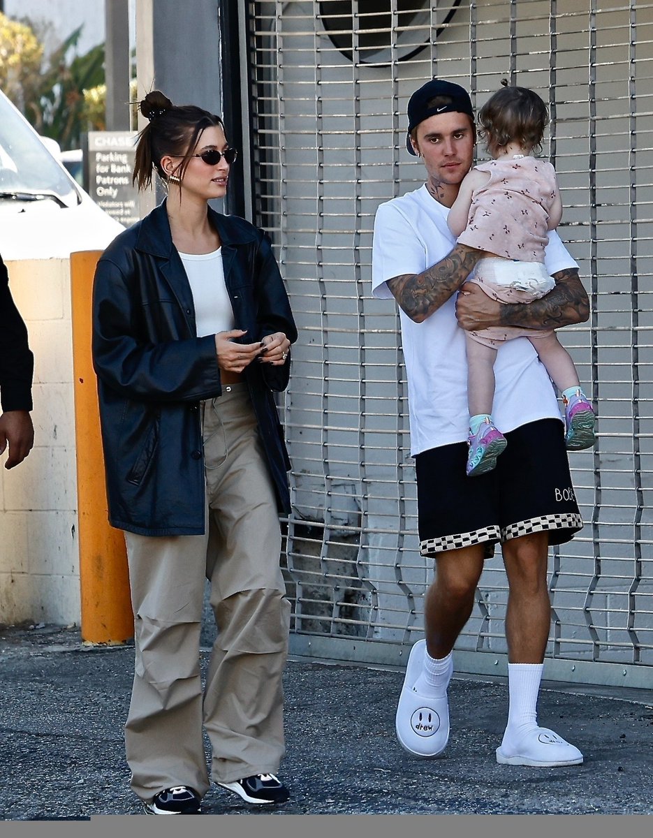 bieberinfoHQ's tweet photo. Justin Bieber e Hailey Bieber foram vistos em Studio City, Califórnia. (30 de setembro) https://t.co/WZxvc8zoMo