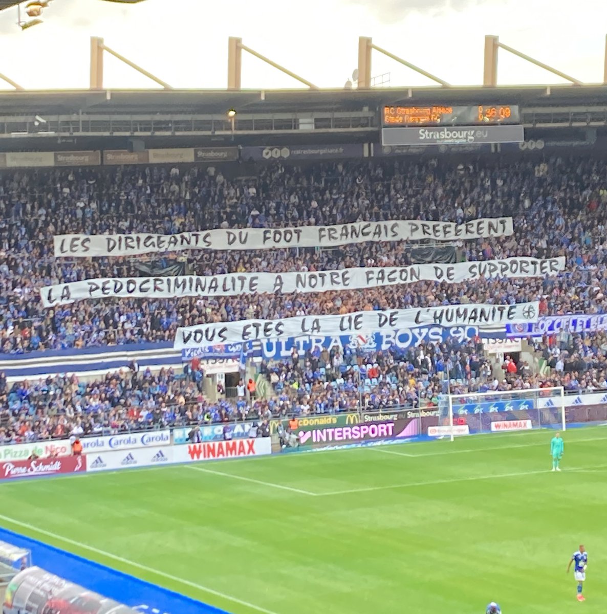 _BeFootball's tweet photo. « Les dirigeants du foot français préfèrent la pedocriminalité à nôtre façon de supporter. Vous êtes la lie de l’humanité. » 👊

La banderole des supporters strasbourgeois. #RCSASRFC https://t.co/EXHa24LCdY