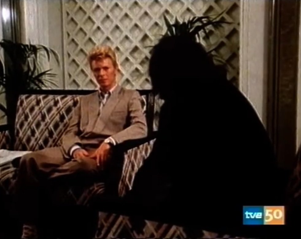 eltipodesiempre's tweet photo. De espaldas, un grande que ha muerto. El otro es David Bowie siendo entrevistado por él.
#musicalexpress #angelcasas https://t.co/BRjFaffpI5
