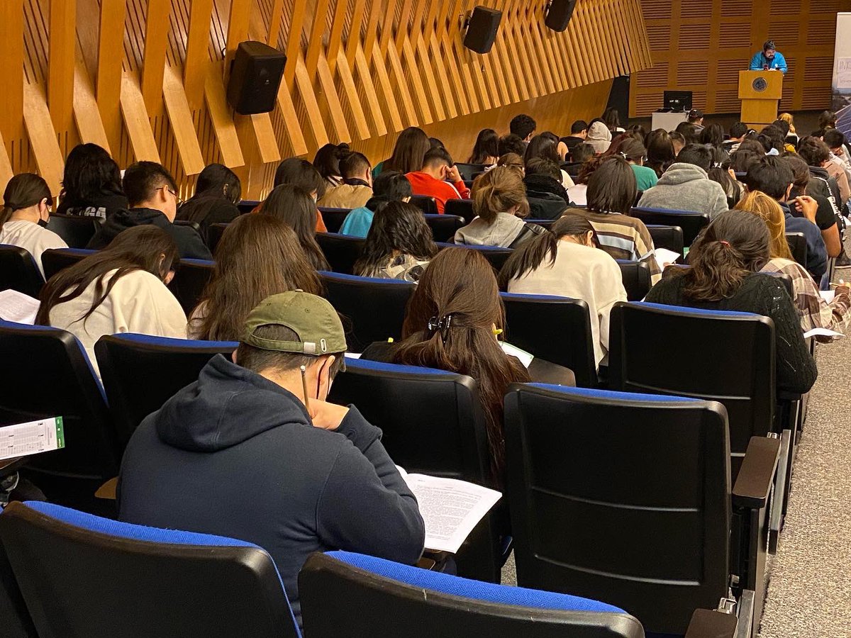SantotomasSJ's tweet photo. ¡Segunda prueba del día! Los alumnos están rindiendo el examen de Lenguaje preparándose en este tercer #ensayopaesst2022 
@SantoTomas_ST https://t.co/Dtc5GZt2kj