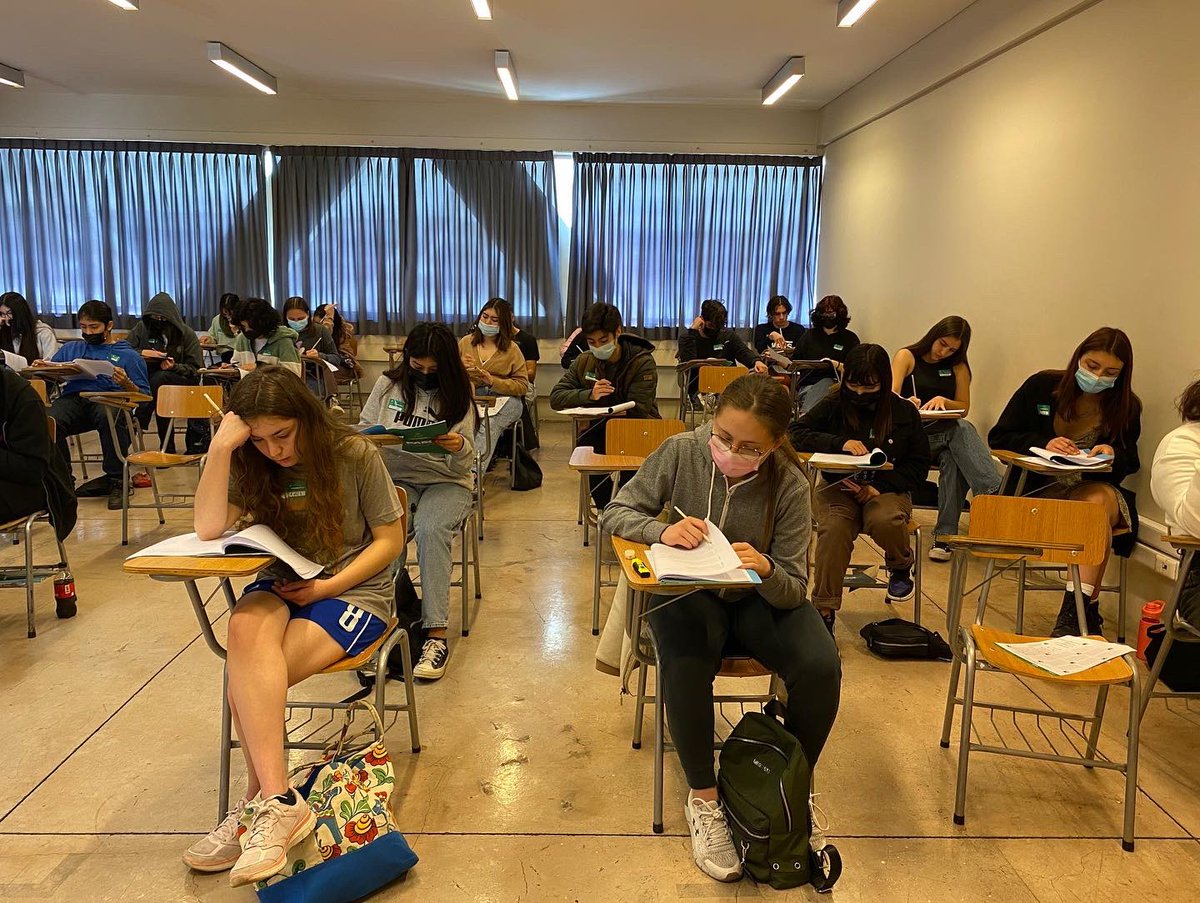 SantotomasSJ's tweet photo. ¡Segunda prueba del día! Los alumnos están rindiendo el examen de Lenguaje preparándose en este tercer #ensayopaesst2022 
@SantoTomas_ST https://t.co/Dtc5GZt2kj