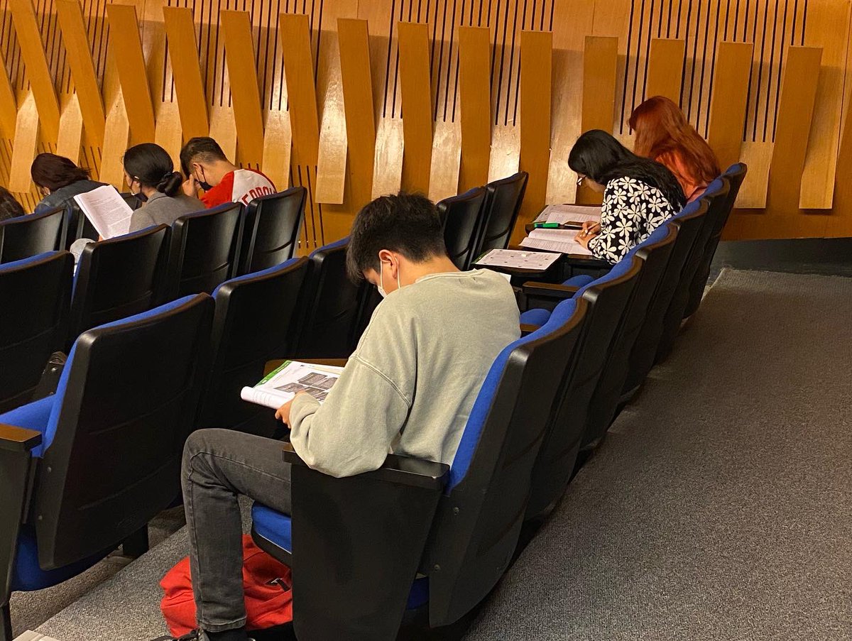 SantotomasSJ's tweet photo. ¡Segunda prueba del día! Los alumnos están rindiendo el examen de Lenguaje preparándose en este tercer #ensayopaesst2022 
@SantoTomas_ST https://t.co/Dtc5GZt2kj