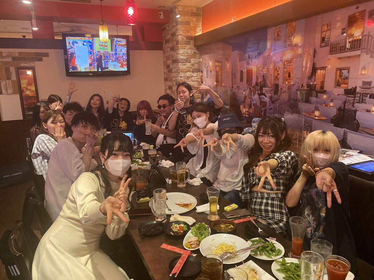 1chan_tenchan's tweet photo. ヒカルさんの書籍お渡し会後、ファン仲間集まって飲んだ🥂✨語り尽くした😆🙌幸せしかない✨✨✨我らはカリスマ😈を崇めている📖 押忍。 @kinnpatuhikaru @KakezouChannel @GJ__yuu #ヒカル書籍 #心配すんな全部上手くいく #下剋上 #breakingdown5 https://t.co/oB3zaFm6t5