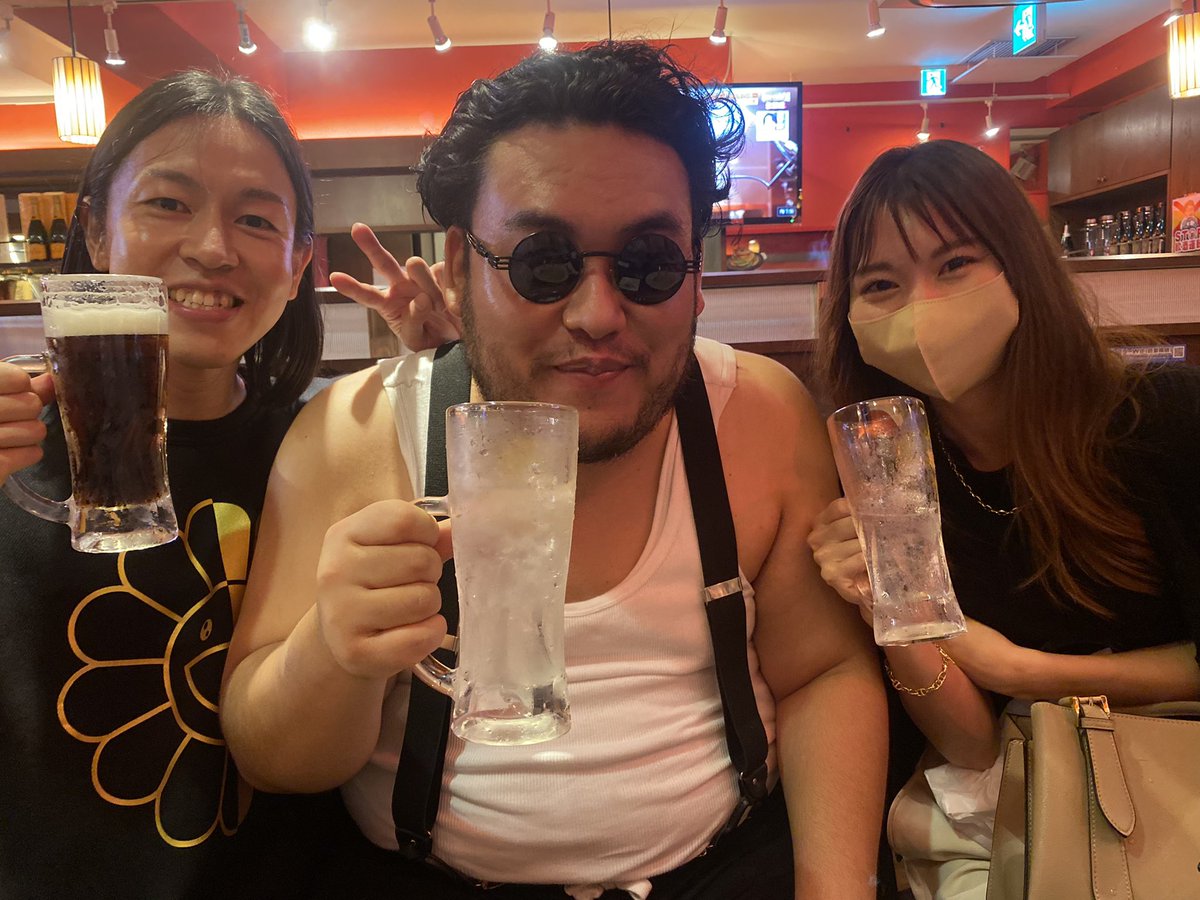 1chan_tenchan's tweet photo. ヒカルさんの書籍お渡し会後、ファン仲間集まって飲んだ🥂✨語り尽くした😆🙌幸せしかない✨✨✨我らはカリスマ😈を崇めている📖 押忍。 @kinnpatuhikaru @KakezouChannel @GJ__yuu #ヒカル書籍 #心配すんな全部上手くいく #下剋上 #breakingdown5 https://t.co/oB3zaFm6t5