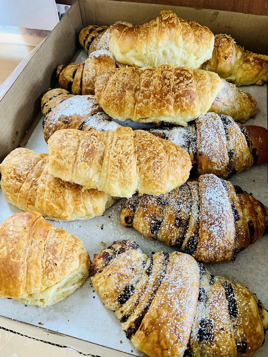 bleroux59's tweet photo. La convivialité reprend ses droits le samedi matin à l’Alliance Française de #Toronto, Downtown campus. Délicieux #croissants et #café bien chaud pour nos étudiants. C’est aussi ça le #FLE ! https://t.co/ZFh2pE64wt
