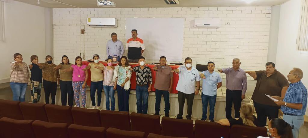 SNTE21's tweet photo. #UnoSomosTodos🙋♀️
#TodosSomosUno🙋♂️
Continuando con las asambleas de renovación de las delegaciones y centros de trabajo que conforman la #Sección21🟠 del #SNTE📚, la #DI33 de Preescolar; #DI38 de Primarias; #DII57, #DII204 de Secundarias Generales y Técnicas; #DII88 de https://t.co/3pspFe5jFR