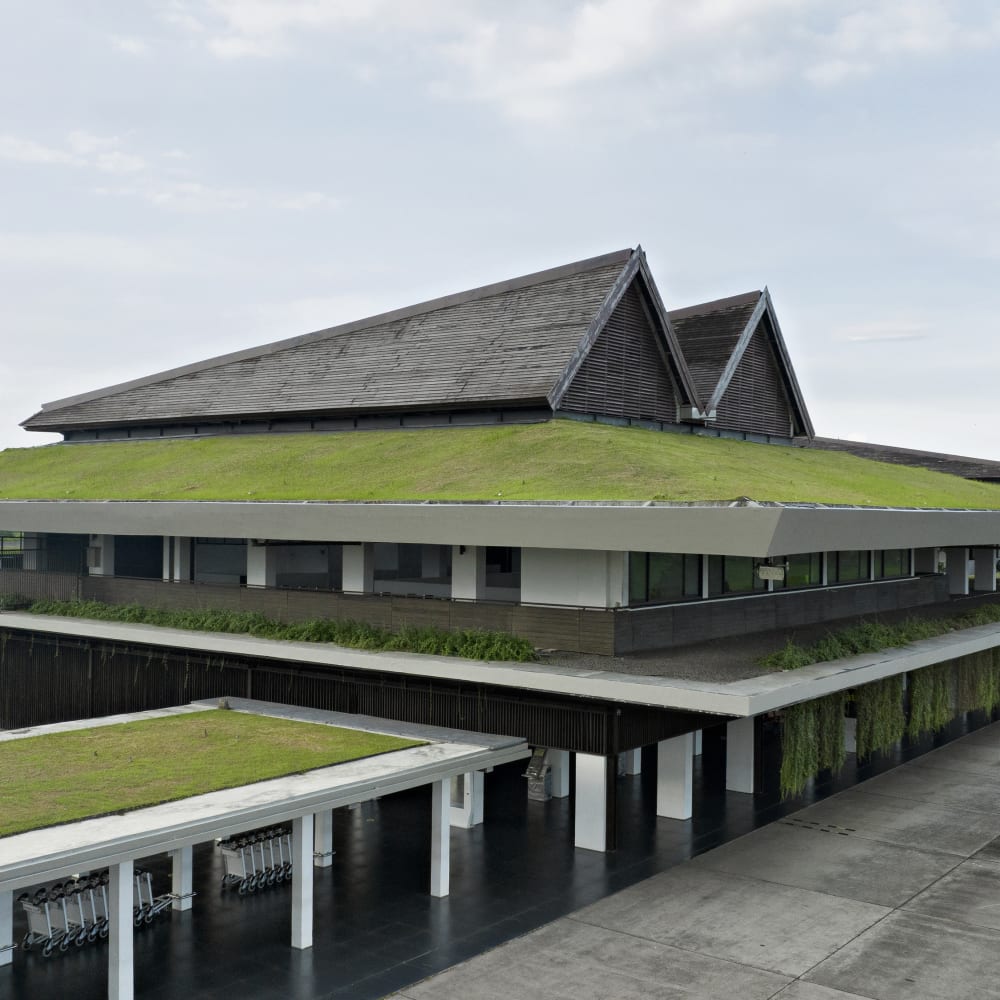 divisare_'s tweet photo. BANYUWANGI INTERNATIONAL AIRPORT by ANDRAMATIN
Photos by: MARIO WIBOWO
@mariowibowo_
@andramatin
To see more: https://t.co/a4Ff8w8QJ6
#architecture #airports #slopingroofs #greenroofs #fountains #reflectingpools https://t.co/mlZOEONZEI