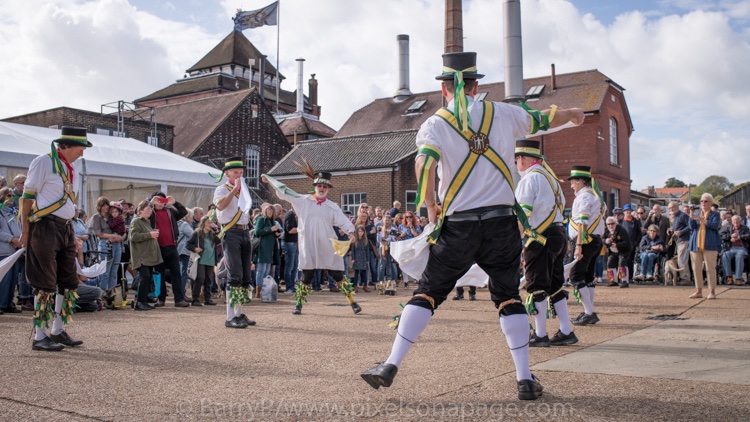 @LongManMM
Kick off the 2022 #DancingintheOld 
<a href="/Harveys1790/">Harvey's Brewery</a> It was good to be back...

<a href="/CRMM1953/">Chanctonbury Ring MM</a>
<a href="/BrightonMorris/">Brighton Morris</a> 
<a href="/KnotsofMay/">Knots of May</a> 
#MorrisDancing🍺🍂
 
Further pics to follow...